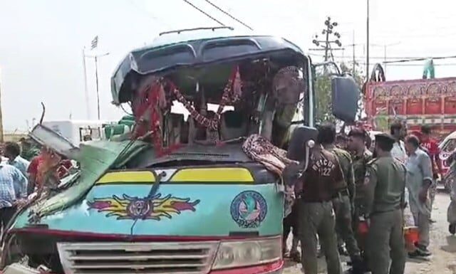 کراچی میں تیز رفتار کوسٹر حادثے میں 7 افراد جاں بحق