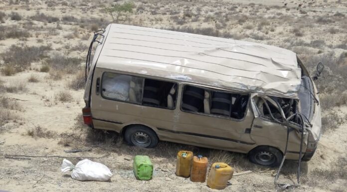 پسنی سے کراچی جانے والی مسافر وین حادثے کا شکار، خواتین سمت 4 افراد زخمی