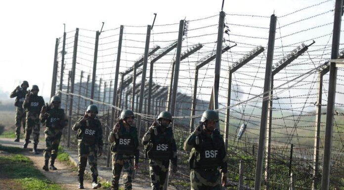 کشمیر میں فائرنگ کے تبادلے میں کم از کم 4 بھارتی فوجی ہلاک ہو گئے۔