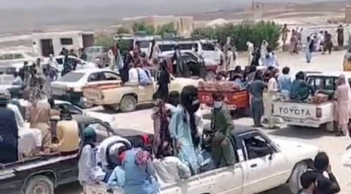 خاران سے گوادر جانے والے قافلے کو دالی میں ایف سی نے کئیں گھنٹوں سے روکے رکھا ہے۔