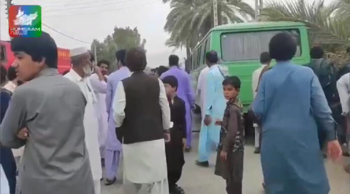 سراوان،صدارتی الیکشن کے بیلٹ بکس لے جانے والی منی بس نظر آتش،بلوچ مظاہریں کی جانب سے بکسوں کو اکھاڑ دیا گیا