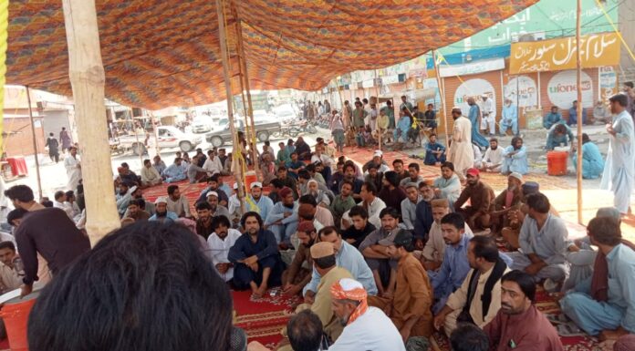 خاران،لاپتہ مختیار احمد کی باحفاظت بازیابی کےلئے چیف چوک پر دھرنا