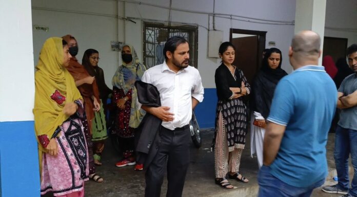 کراچی کے کارکن بلوچ مظاہرین پر قابض کریک ڈاؤن پر مشتعل ہیں۔