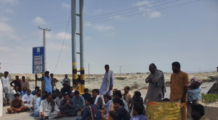 گوادر، کوسٹ گارڈ رویہ کے خلاف دھرنا تیسرے روز جاری، شاہراہیں بند