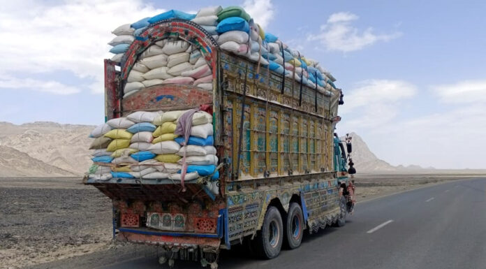 خاران: کلی شاہوگیڑی کے مقام پر معدنیات سے لدے ٹرالروں پر شدید فائرنگ، ڈرائیورز زخمی
