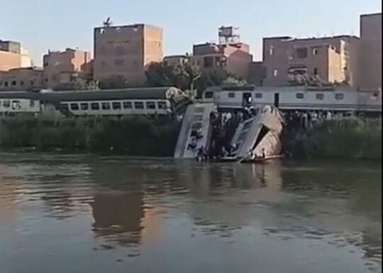 مصر میں ٹرین حادثہ: قاہرہ جانے والی ٹرین کے پیچھے لوکوموٹو کی ٹکر سے 20 افراد زخمی