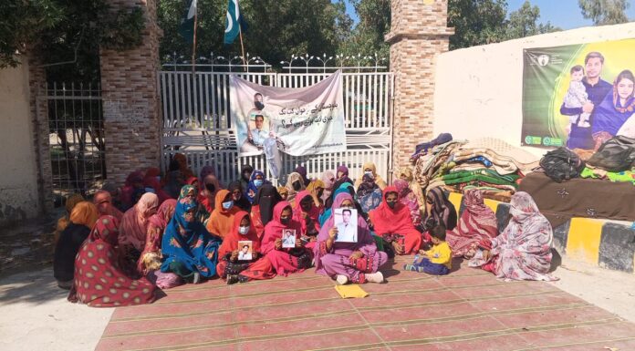 آواران، دلجان بلوچ کی بازیابی کیلئے فیملی کی طرف سے احتجاجی دھرنا تیسرے روز جاری