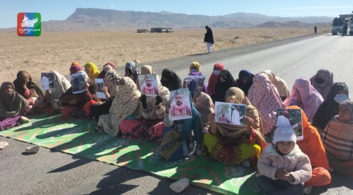 منگچر: جبری لاپتہ تین بھائیوں کی بازیابی کے لیے احتجاج، کوئٹہ-کراچی شاہراہ بند