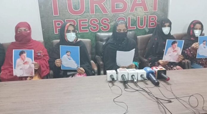 تربت۔ تربت سے جبری گمشدگی کے شکار نوجوانوں کے اہل خانہ نے تربت پریس کلب میں پریس کانفرنس