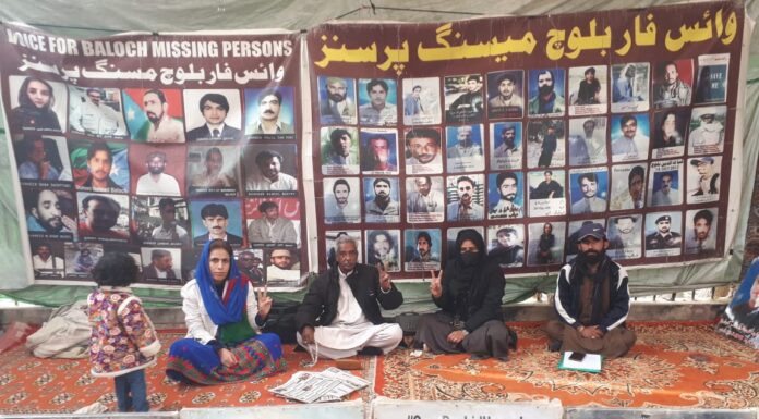 وی بی ایم پی بھوک ہڑتالی کیمپ کا 5674 دن مکمل ، وزیر اعلی کو بلوچ قوم کے حالات سے کوئی سروکار نہیں۔ ماما قدیر بلوچ شال : بلوچستان مسلسل فوجی کشی کا شکار ہے ، جس سے حکمران انکار کر رہے ہیں۔ ہزاروں جبری گمشدگیوں نے بلوچستان کے طول و عرض میں معمول کی زندگی کو تلخ اور مشکل ترین بنا دیا ہے۔ ان خیالات کا اظہار وائس فار بلوچ مسنگ پرسنز کے وائس چیئرمین ماما قدیر بلوچ نے بھوک ہڑتالی کیمپ سے کیا۔ جبری لاپتہ افراد کی بازیابی اور بلوچ شہدا کو انصاف کی فراہمی کے لیے قائم وی بی ایم پی کے بھوک ہڑتالی کیمپ کو آج 5674 دن پوگئے ہیں۔ بارکان سے سیاسی وسماجی کارکنان داد محمد بلوچ ، صورت خان بلوچ اور مٹھا خان بلوچ نے کیمپ آکر اظہار یکجہتی کیا۔ ماما قدیر نے وفود سے گفتگو کرتے ہوئے کہا بلوچ قوم کے سیاسی حقوق سلب کرکے اسے جبر کا شکار بنایا جا رہا ہے اور پاکستان کے پارلیمنٹ میں بیٹھے ’بلوچ سیاستدان‘ اس عمل کا حصہ بنے ہوئے ہیں۔ وزیر اعلی کو بلوچوں کی زندگی اور حالات سے کوئی سروکار نہیں۔