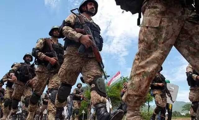جیوانی، دھماکے کی جگہ ایمبولینس و مزید فوجی اہلکار رواں، مختلف مقامات پر ناکہ بندی