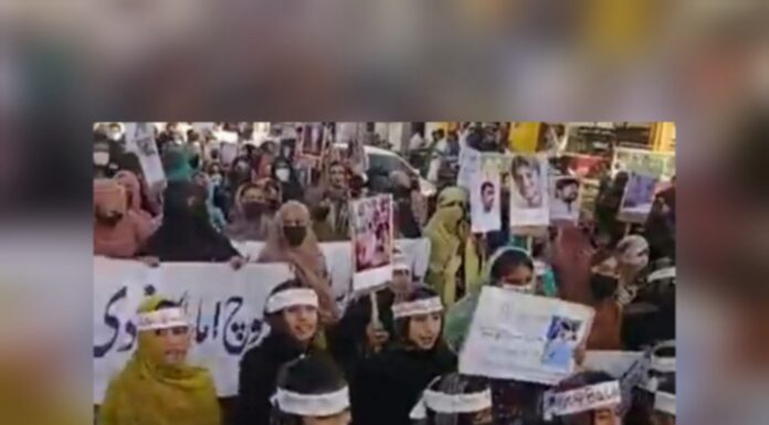 تربت میں بی وائی سی کی جانب سے انسانی حقوق کی خلاف ورزیوں کے عالمی دن پر تربت میں ریلی نکالی گئی