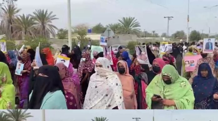 تربت: مقتولین کے حق میں بی وائی سی کی جانب شہید فدا چوک پر احتجاج
