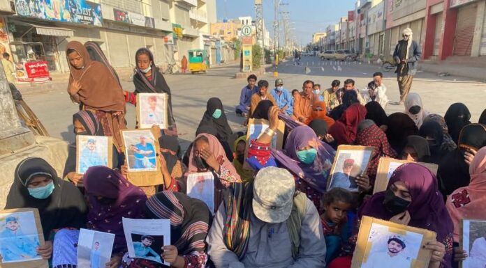 تربت، شہید فدا چوک پر جبری گمشدگی کے شکار افراد کے لواحقین کا پریس کانفرنس