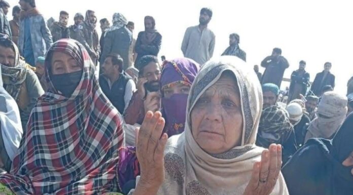 سوراب، زہری، 12 افراد کی جبری گمشدگی کیخلاف گذشتہ روز سے دھرنا جاری کراچی شاہراہ بدستور بند رہا