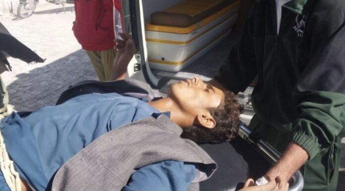 تربت، ہوشاپ زیرو پوائنٹ پر دھرنا جاری، مشتعل شخص نے مظاہرین پر گاڑی چڑھادی جس سے ایک. بچہ شدید زخمی ہوگیا۔