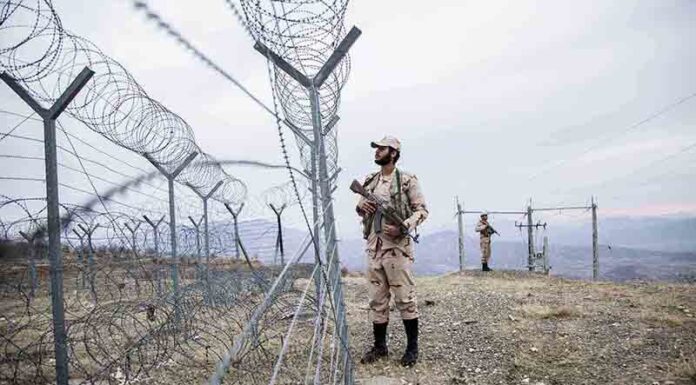 بلوچ نسل کی یادگاری دن کے لئیے راجی مچی میں آنے والے ایرانی مقبوضہ بلوچستان کے بلوچوں کو گولڈ اسمتھ لائن پر روک لیا گیا ہے۔ علاقائی ذرائع