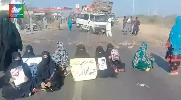 حب: اسرار اللّه کی بازیابی کے لیے لواحقین کا کوئٹہ کراچی شاہراہ بلاک، انتظامیہ کی ناکامی پر شدید تنقید