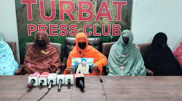 لاپتہ وسیم ملنگ کے لواحقین کا تربت کلب میں پریس کانفرنس
