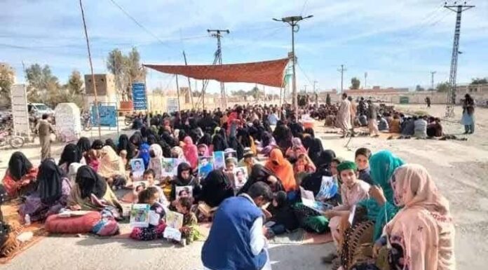 خاران، مبارک سیاپاد اور حضرت علی سیاپاد کی جبری گمشدگی کے خلاف خاران میں شٹرڈاون ہڑتال، ریڈ زون پر دھرنا جاری