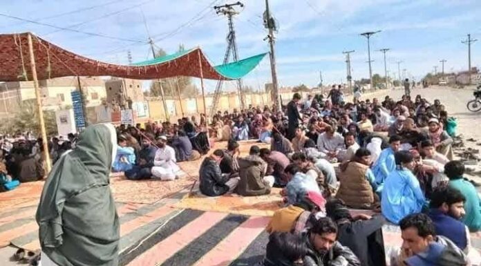 خاران، جبری گمشدگی کے خلاف خاران میں دھرنا پانچویں روز جاری، شہر میں شٹرڈاؤن و پہیہ جام ہڑتال