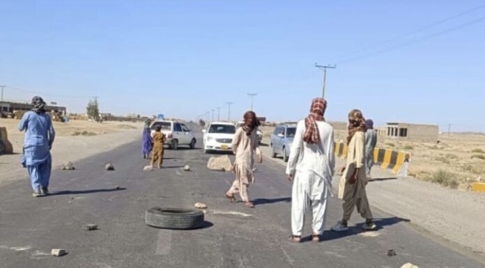 بلوچ یکجہتی کمیٹی کی مرکزی کال پر آج دالبندین بھر میں شٹر ڈاؤن ہڑتال اور پہیہ جام ہڑتال جاری ہیں۔