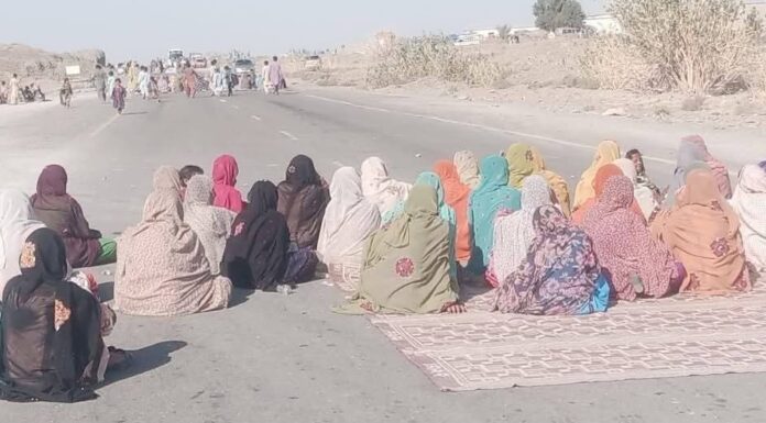 تربت، سیکیورٹی گارڈ کی جبری گمشدگی کے خلاف تجابان میں ایم ایٹ شاہراہ بلاک