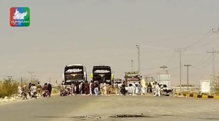 بلوچ خواتین پر فائرنگ، تشدد و گرفتاریوں کے خلاف خضدار میں احتجاج، شاہراہ بند