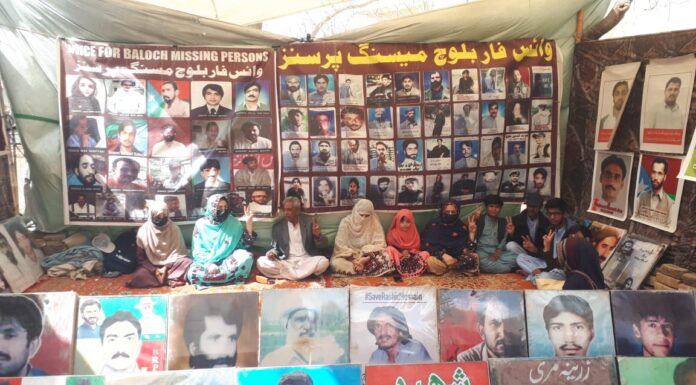 کئی دن گزر چکے ہیں، کردگاپ میں جبری گمشدگان کے لواحقین سڑک پر انصاف کے منتظر ہیں۔ ماما قدیر بلوچ