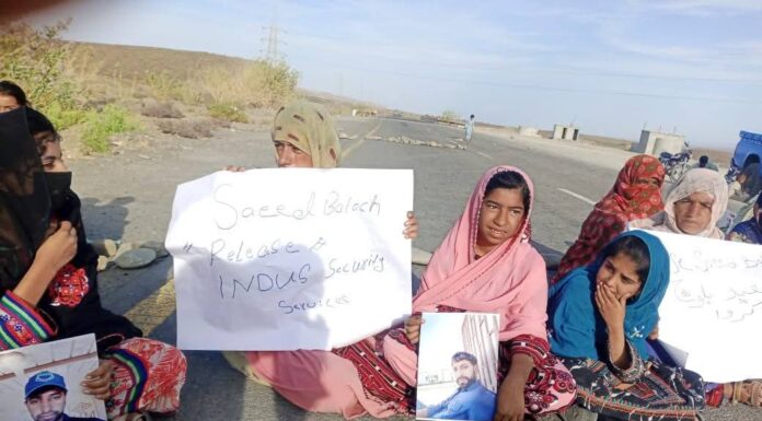 تجابان میں سعید احمد کی عدم بازیابی کیخلاف لواحقین نے دھرنا دے دیا ، آج رات تک بازیاب نہیں ہوئے تو کل یعنی 12 مارچ لاکالج تربت کی گیٹ کے سامنے بھی دھرنا دیں گے. لواحقین
