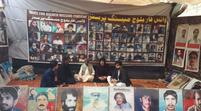 احتجاجی کیمپ میں سندھی وفد کی آمد: بلوچستان کو فتح کرنے کا خواب دیکھنے کے بجائے امن کے راستے تلاش کیے جائیں۔ ماما قدیر بلوچ