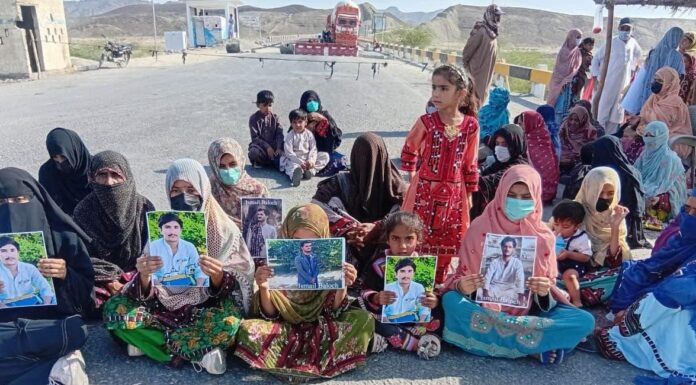 تربت، جبری لاپتہ افراد کی عدم بازیابی کے خلاف ڈی بلوچ پر دھرنا جاری، سی پیک بند کردیا گیا۔