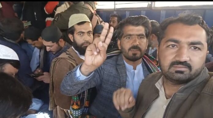شال پریس کلب سے پریس کانفرنس دوران نوشکی کے صدر سیکٹری جنرل سمیت 40 سے زائد اساتذ پولیس ہاتھوں لاپتہ قلات میں شاہراہ بند