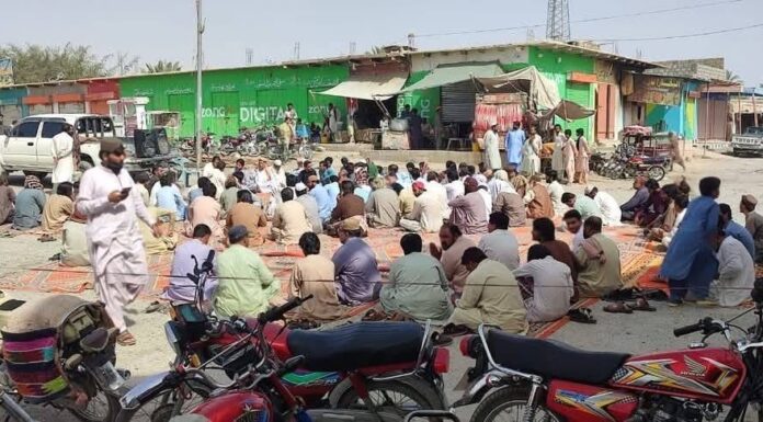 خاران، انٹیلیجنس اداروں کے اہلکاروں کی جانب سے ڈکیتی کے واردات کے خلاف شٹرڈاون ہڑتال اور مظاہرہ