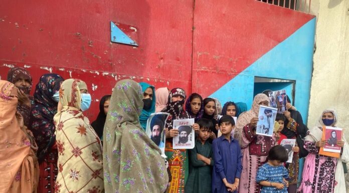 بلوچ یکجہتی کمیٹی کی قیادت نے پانچ روز سے جاری بھوک ہڑتال بلوچ مسنگ پرسنز کے اہل خانہ، سیاسی اسیران کے خاندانوں اور سینئر وکلاء کے احترام میں ختم کردی۔ بلوچ یکجہتی کمیٹی