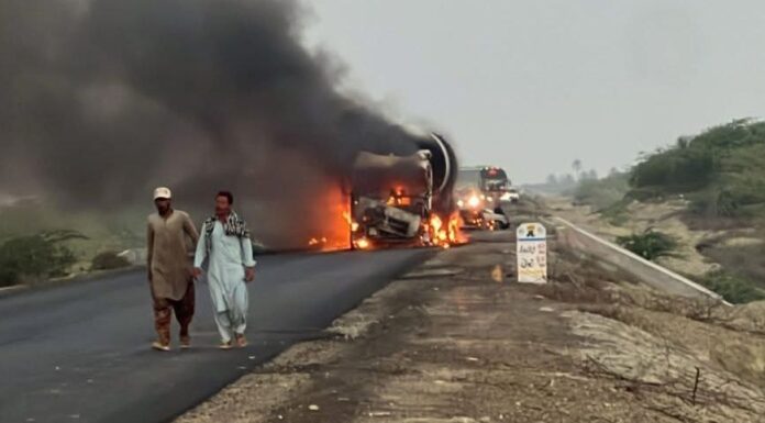 گوادر،نگور زیرو پوائنٹ پر بوزر اور پک اپ گاڑی میں تصادم کے بعد آگ بھڑک اٹھی، ایک شخص جاں بحق