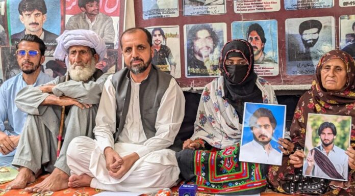 محمد اسحاق اور عبدالزاق کی جبری گمشدگی خلاف، اہلخانہ کا وی بی ایم پی کیمپ میں پریس کانفرنس