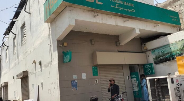 تربت، حبیب بینک تربت برانچ میں ڈکیتی کے دوران تین عدد اسلحہ اور کروڑوں روپے لے گئے۔