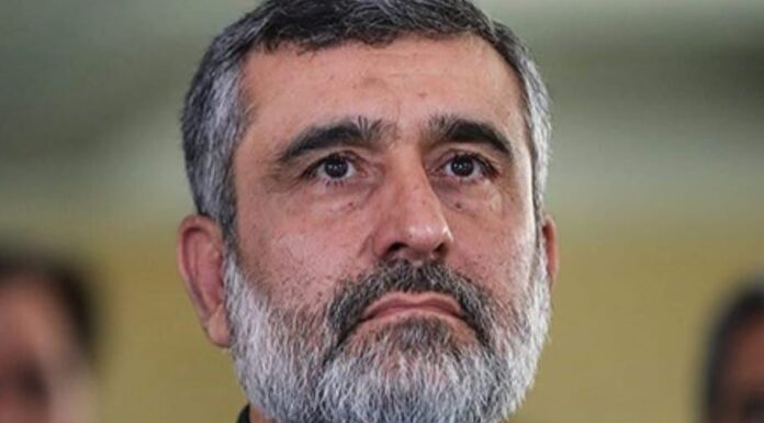 آئی آر جی سی کے ایرو اسپیس فورس کے کمانڈر امیرا علی حاجی زادہ اسرائیلی حملوں میں مارے گئے۔ زاہدان (ہمگام نیوز) آج بروز جمعہ 13 جون کو ایران کے مختلف حصوں میں ایرانی فوجی ڈھانچے پر اسرائیلی فوج کے وسیع اور مربوط حملوں کے تسلسل میں، IRGC ایرو اسپیس فورس کے کمانڈر امیر علی حاجی زادہ ان حملوں میں سے ایک میں مارے گئے۔ امیر علی حاجی زادہ IRGC کے میزائل اور ہتھیاروں کے پروگراموں کی ترقی میں ایک اہم شخصیت تھے اور انہوں نے حالیہ برسوں میں ملک کے اندر عوامی مظاہروں کو دبانے، خطے میں مسلح گروہوں کی حمایت اور پڑوسی ممالک کو دھمکی دینے میں فعال کردار ادا کیا تھا۔ وہ جنوری 2019 میں مسافر طیارے PS752 کو مار گرانے کے ذمہ دار اہم لوگوں میں سے ایک تھا، جس میں 176 مسافر ہلاک ہوئے تھے۔ آئی آر جی سی کے اس اعلیٰ کمانڈر کی ہلاکت نے ایران کے کمانڈ سٹرکچر اور میزائل طاقت کو ایک بڑا دھچکا پہنچایا ہے۔ تجزیہ نگاروں کا کہنا ہے کہ ایرانی انٹیلی جنس اور سیکورٹی اداروں کی اس طرح کے حملوں کو روکنے میں ناکامی ایک بار پھر اس حکومت کے دفاعی ڈھانچے کی اپنی اعلیٰ افواج کی حفاظت میں شدید کمزوری کو ظاہر کرتی ہے۔