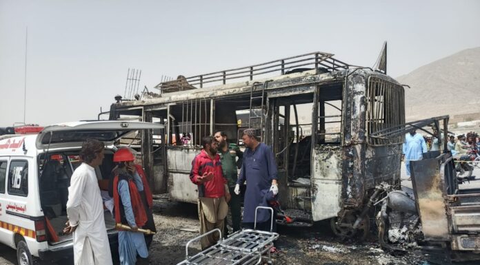 شال مغربی بائی پاس پر مسافر کوچ میں آگ لگنے سے 6مسافر ھلاک 7 زخمی