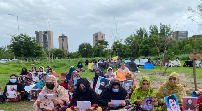 میڈیا پر شدید سنسرشپ نافذ ہے اور سچائی کے دروازے بند کیے جا چکے ہیں۔ اسلام آباد پریس کلب کے سامنے بی وائی سی کی پریس کانفرنس