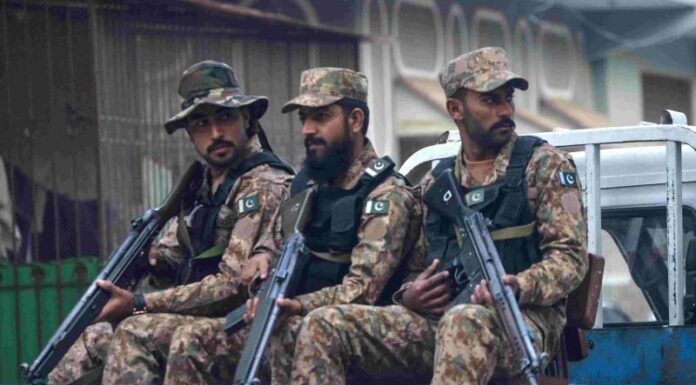 قلات: کوئٹہ-کراچی شاہراہ پر ناکہ بندی جاری، پاکستانی فوج کی فضائی نکل و حرکت
