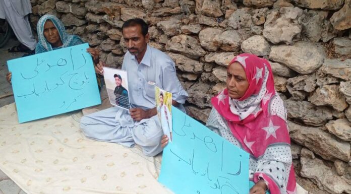 لیاری کے لاپتہ زاہد بلوچ کی بازیابی کے لیے پریس کلب کے باہر بھوک ہڑتالی کیمپ قائم