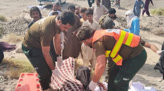 پنجگور بس اور تیل بردار زمیاد میں تصادم 5افراد ھلاک متعدد جھلس گئے