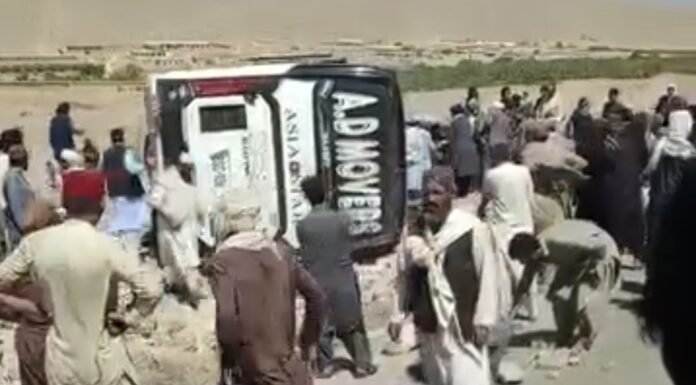 خانوزئی مسافر کوچ اور کار میں تصادم 4 افراد جاں بحق، متعدد زخمی