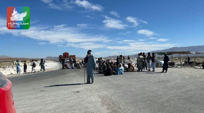 نال: جبری لاپتہ حذیفہ غفار کی بازیابی کے لیے اہلخانہ کا سی پیک روڈ پر احتجاج