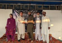 اسحاق خاموشءِ شرفءَ بلوچ ویلفیئر سوسائٹی فقیر کالونی کراچی یک دیوانے برجم داشتگ۔