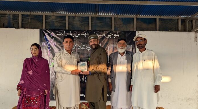 اسحاق خاموشءِ شرفءَ بلوچ ویلفیئر سوسائٹی فقیر کالونی کراچی یک دیوانے برجم داشتگ۔