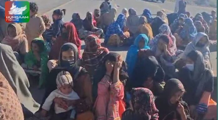 خواتین سمیت لاپتہ افراد کی گمشدگی پر اہلِ خانہ کا دھرنا، سی پیک شاہراہ تجابان کرکی پر بلاک
