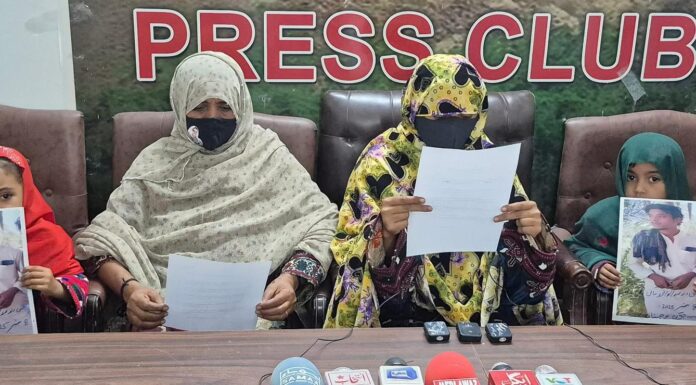 تربت، یحییٰ عبدالواحد کی بہن کا لاپتہ بھائی کی بازیابی کے لیے تربت پریس کلب میں پریس کانفرنس
